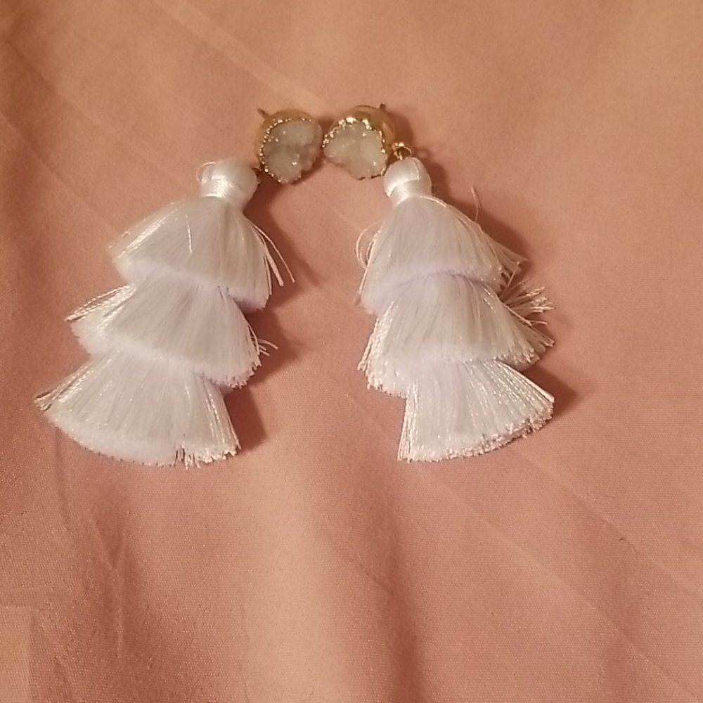 Thread earrings with stone